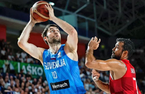 Mike Tobey (levo) bo med tistimi košarkarji, ki ne bodo na voljo v 
preostanku kvalifikacij za svetovno prvenstvo.