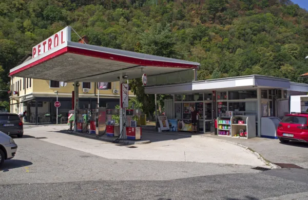 Iz bencinskega servisa v Mostu na Soči sta vlomilca ukradla za več 
tisoč evrov tobačnih izdelkov. 