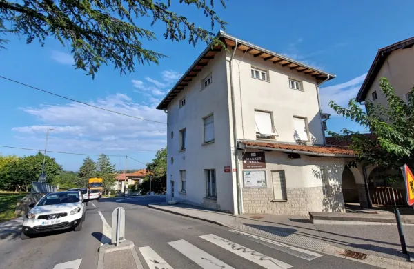 Občina je le uspela prodati nekdanjo zdravstveno postajo na 
Dobrovem, kupil jo je domačin Zlatko Mavrič. O svojih načrtih še 
ne govori.  