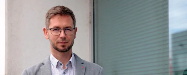 Sekretar Skupnosti socialnih zavodov Slovenije Denis Sahernik 
opozarja, da je treba zaposlenim nujno dvigniti plače.