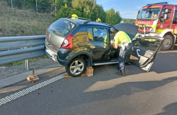 Z avtom se je zavrtela in trčila v ograjo