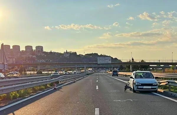 Voznik   belega avta puljske  registracije  je  s  pospeševalnega  pasu  
obrnil   v  nasprotno  smer  in  povzročil  nesrečo.  