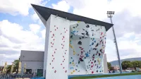 Tako je z gledalčeve perspektive videti nova plezalna stena na 
koprski Bonifiki. Gledalci bodo tekmovanja spremljali z bližnjega 
atletskega stadiona.