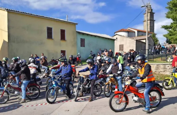 Brneča druščina tomosovih navdušencev na štartu na Pregarju.