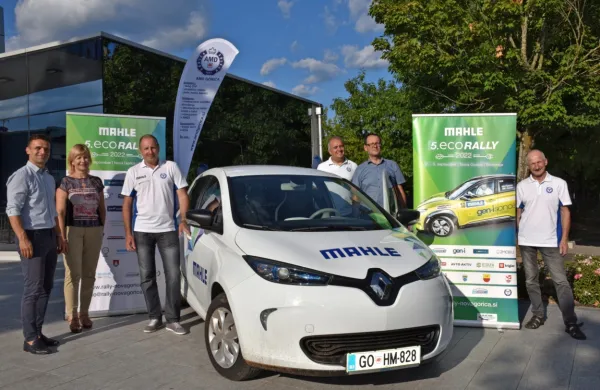 Organizatorji avto moto dnevov na Goriškem. Levo ob avtomobilu 
stoji domači adut 5. Mahle ECO rallyja  Franko Špacapan. 