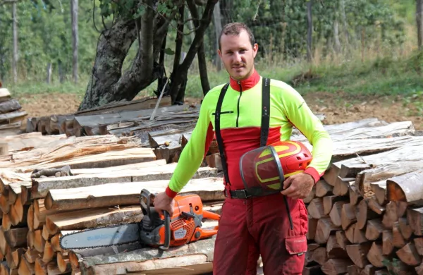 Matija Brožič skupaj z očetom dela v domačem gozdu v okolici 
Gornjega Zemona. 
