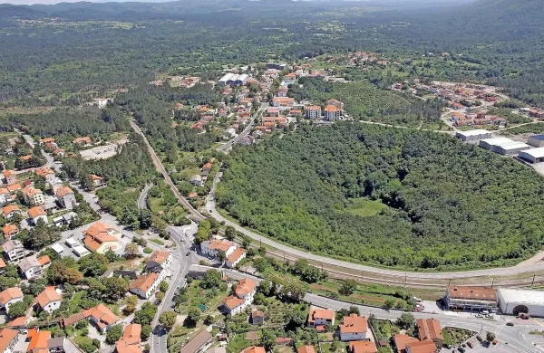 V osrednjem delu Hrpelj in Kozine se območja stanovanj spreminjajo v območja centralnih dejavnosti.