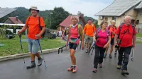 Tri kolone pohodnikov - iz Predmeje, Črnega Vrha in Želina - so se 
na Vojskem zlile v spomin na prenos ranjencev leta 1944.