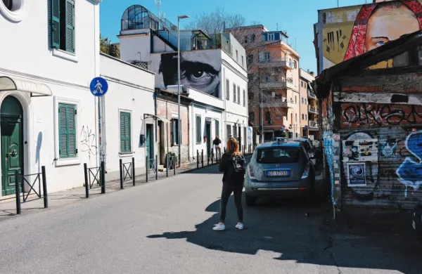 Soseska Pigneto je znana po grafitih, posvečenih kontroverznemu 
filmskemu režiserju in pisatelju Pieru Paolu Pasoliniju.