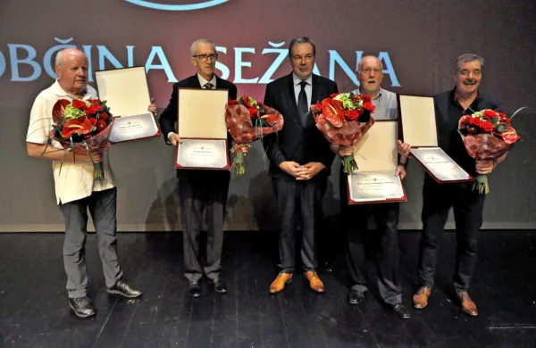 Prejemniki občinskih priznanj za leto 2022 Albin Žnidarčič, Stojan 
Gorup, Branko Može in Peter Gec (z leve) v družbi sežanskega 
župana Davida Škabarja (na sredini).