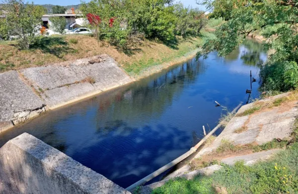 V strugi Badaševice pod pregrado v Šalari  je bila včeraj voda  zelo 
temna, zaznan je bil tudi neprijeten vonj.