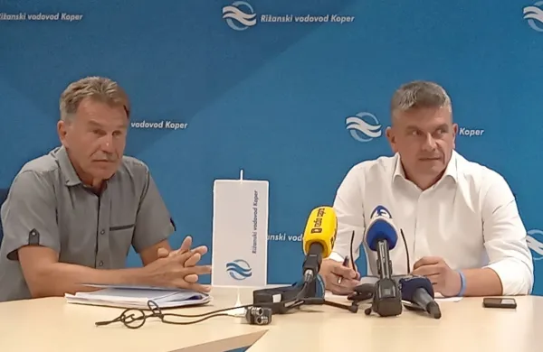  Martin Pregelj  (levo) in Darij Križman ocenjujeta,  da  bo Rižanski 
vodovod slovenski Istri zdaj lahko zagotavljal nemoteno oskrbo z 
vodo, seveda  ob varčnem ravnanju z njo. 

