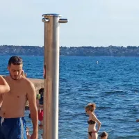 Od 26. julija so tuši na kopališčih zaradi omejitev suhi, zdaj pa upravljalci s kopališč lahko sami  odločijo, ali  bo drugače. Okolje Piran jih odpre danes. 