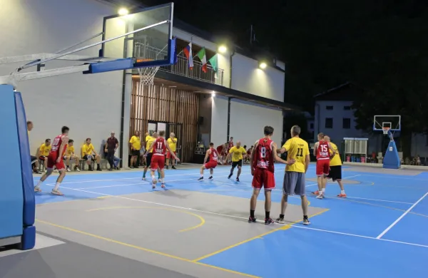 Novo igrišče sta odprli ekipi Old stars Primorska (rumeni) in Leone 
Ajdovščina (rdeči).