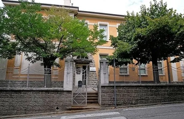 Nižjo srednjo šolo Simona Gregorčiča v Dolini so “obiskali” tatovi 
in odnesli 60 stacionarnih računalnikov in 40 tabličnih računalnikov, kamero in več materiala podjetja, ki v tem času skrbi za 
nameščanje kablov v šolskih prostorih. Foto vir: Primorski dnevnik
