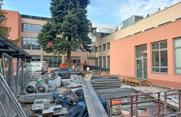 Dvorišče pred OŠ Milojke Štrukelj je še gradbišče, a učilnice bodo 
nared za pouk, zagotavljajo odgovorni. 