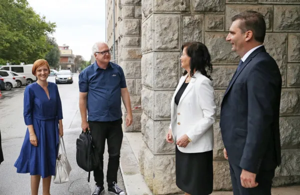 Asta Vrečko (levo, ob njej državni sekretar Marko Rusjan, desno 
župan Klemen Miklavič in podžupanja Damjana Pavlica) je prva 
članica vlade, ki je prišla na uradni obisk v Novo Gorico. S seboj je 
prinesla deset  milijonov za EPK.