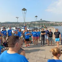 Iz morja izvlekli za poln zabojnik odpadkov: od steklenic do nakupovalnega vozička
