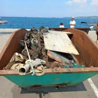 Iz morja izvlekli za poln zabojnik odpadkov: od steklenic do nakupovalnega vozička