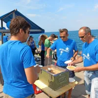 Iz morja izvlekli za poln zabojnik odpadkov: od steklenic do nakupovalnega vozička