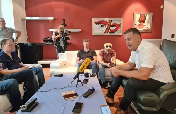  “Odločitev za vnovično kandidaturo zame ni bila samoumevna,” je 
na današnjem srečanju z novinarji dejal Aleš Bržan.