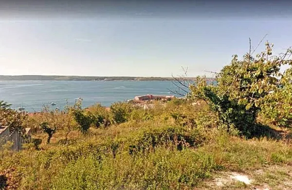 Več kot hektar veliko zemljišče v naselju Beli Križ nad Portorožom, 
na katerem je poslovnež Igor Lah načrtoval 25 milijonov evrov 
vredno gradnjo luksuznih vil s pogledom na Piranski zaliv, bo v 
kratkem dobilo novega lastnika.