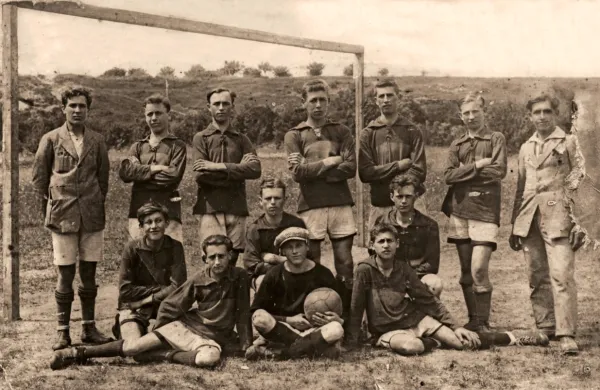 Na fotografiji iz  leta 1926 je ekipa v okviru prosvetnega društva 
Vipava iz Mirna.