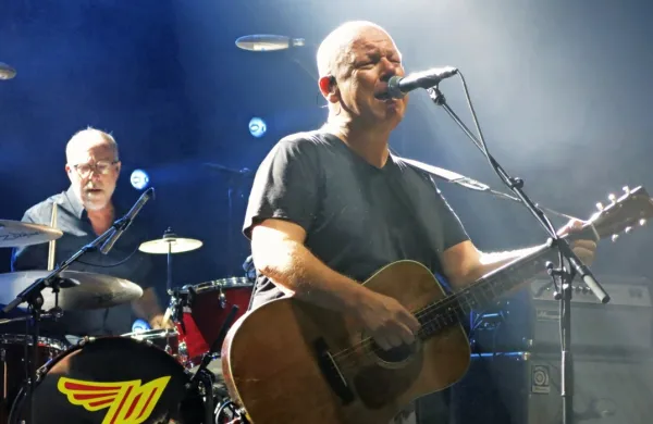 Black Francis je ob izteku koncerta po največji uspešnici Where Is 
My Mind? udaril še z  Winterlong mojstra Neila Younga, v strasti 
strgal struno ...