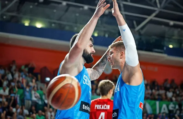 Slovensko reprezentanco sta na poti od uspehov krasila enotnost in nesebičnost.