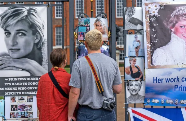 Spomine na princeso Diano te dni ohranjajo žive tudi številne 
fotografije in napisi, izobešeni ob vhodu v Kensingtonsko palačo.

