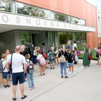 Novogori&scaron;ke &scaron;olske klopi zasedlo 2960 učencev