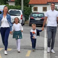 Starši s svojimi prvošolci na Osnovni šoli Prade - podružnici Sv. 
Anton