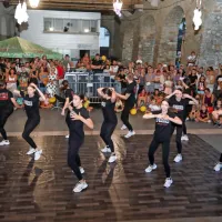 Preden so jo “prevzeli” glasbeniki, je Taverna gostila predstavitve 
koprskih plesnih društev.