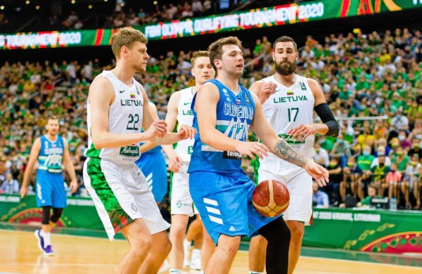 Spomin na lanski dvoboj v Kaunasu: ob Luki Dončiću je desno 
Jonas Valančiunas