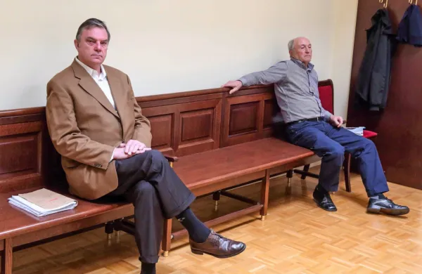 Anton Može (levo) in Milan Martinčič se že pet let redno srečujeta 
na sodiščih. Vmes sicer tudi v domačem kraju, kar ju spet pripelje 
na sodišče. 