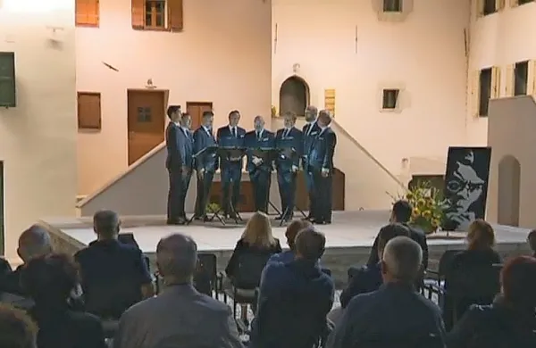 V Kanalu se bodo jutri začeli Kogojevi dnevi, ki jih bo odprl koncert 
godalnega komornega orkestra Cantabile v cerkvi Marijinega 
vnebovzetja, med nastopajočimi pa bo tudi letos Slovenski oktet 
(na fotografiji), reden gost Kogojevih dni.