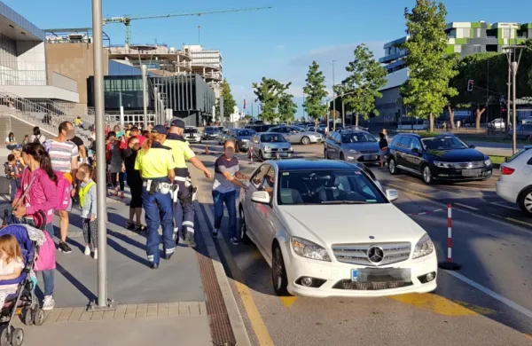 Tudi policisti bodo te dni skrbeli za varno pot v šolo.