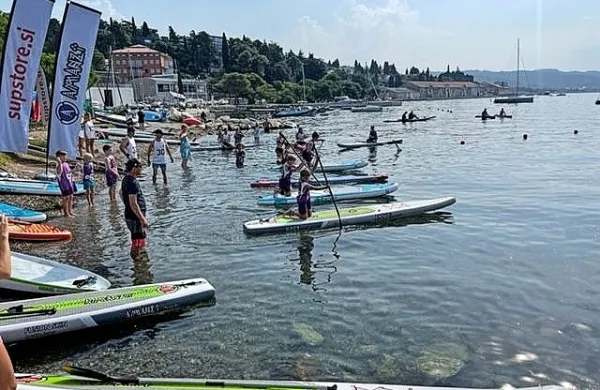 Kljub napovedanemu dežju se je na štartni liniji pod Bernardinom 
pokazalo sonce. 