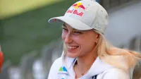 Janja Garbret je na pogovor prišla dobre volje, nasmejana, kot jo 
širša javnost pozna po številnih medijskih nastopih, ki sledijo 
njenim velikim uspehom. 