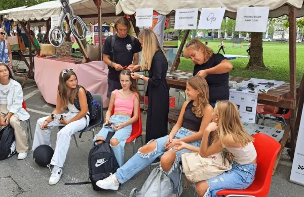Članice sekcije frizerjev so mladenkam  brezplačno urejale frizure in jih skušale tako spodbuditi za ta poklic.