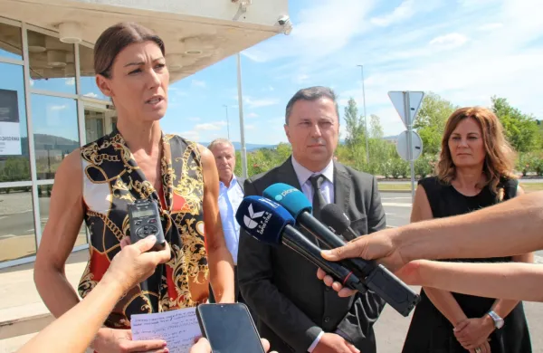 Ministrica za pravosodje Dominika Švarc Pipan (levo), direktor 
slovenskih zaporov Bojan Majcen in direktorica koprskega zapora 
Danijela Devčić