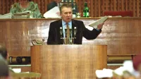 Ivo Hvalica je govoril na pamet. Nekje je dejal, da je bilo branje 
govora s papirja zanj največja muka.   