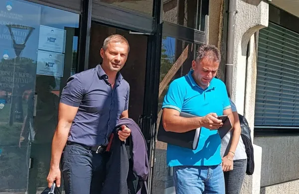 Dragan  Biljan   (desno)  z  odvetnikom Kristijanom   Prostranom,  ki  je    
pričakoval  oprostilno  sodbo.