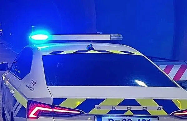 Policistki  sta  z  modrimi lučmi  ustavljali  voznico, a  se  je med 
postopkom   najprej  zapletlo  s  sopotnikom,  nato še  s  sopotnico.  