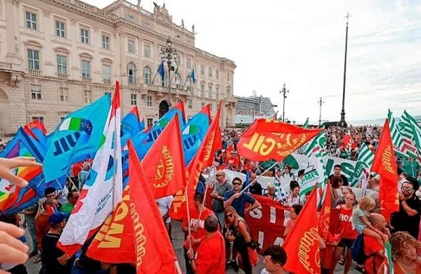 Po oceni policije je v včerajšnjem shodu sodelovalo približno 
12.000 ljudi.