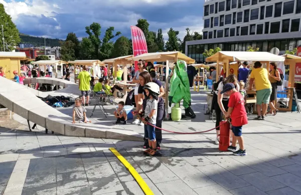 Titov trg je bil skoraj premajhen za  vse  športne izzive, najmlajše pa so se preizkusili tudi kot gasilci. 