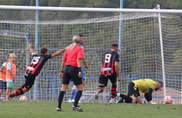 Odločilni trenutek tekme-  Matic Paljk (št 15) se že veseli zadetka, 
ko je videl, kako je domačemu vratarju Darku Gabriću žoga 
spolzela iz rok.