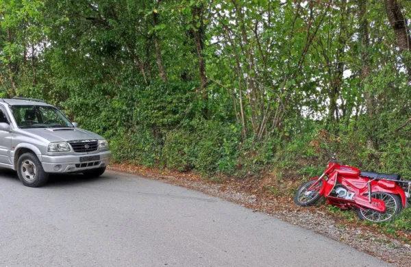  Domačin  je    z  vozilom trčil  v  motorista, ki  se  je  huje  poškodoval. 