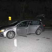 Ko so  policisti    po klicu  občanke  opazili tri vozila  in  jih  poskušali  
ustaviti,  so  vozniki    poskušali  zbežati,  vozniku belega  citroena   je to  
tudi  uspelo. 
