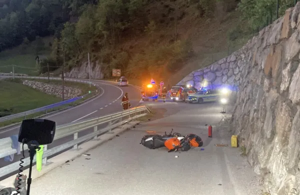 Včeraj, proti 19. uri, se je na območju vasi Reka, na glavni cesti 
Tolmin-Cerkno zgodila prometna nesreča, v kateri se je huje 
poškodoval mlajši motorist. 